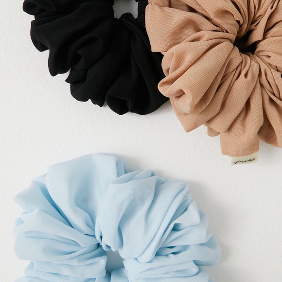 NWT Free People Chifton Jumbo Scrunchie - Picture 2 of 6